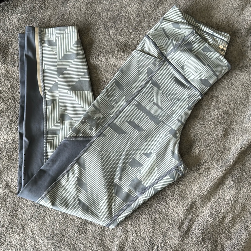 Under Armour fitted compression leggings size medium